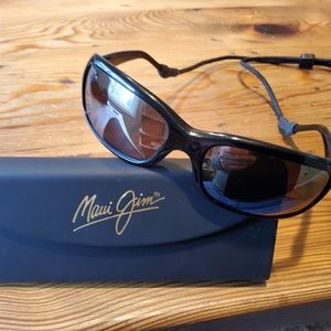 Maui Jim's. Polarized old school stingrays/with chums holder Black folding case
